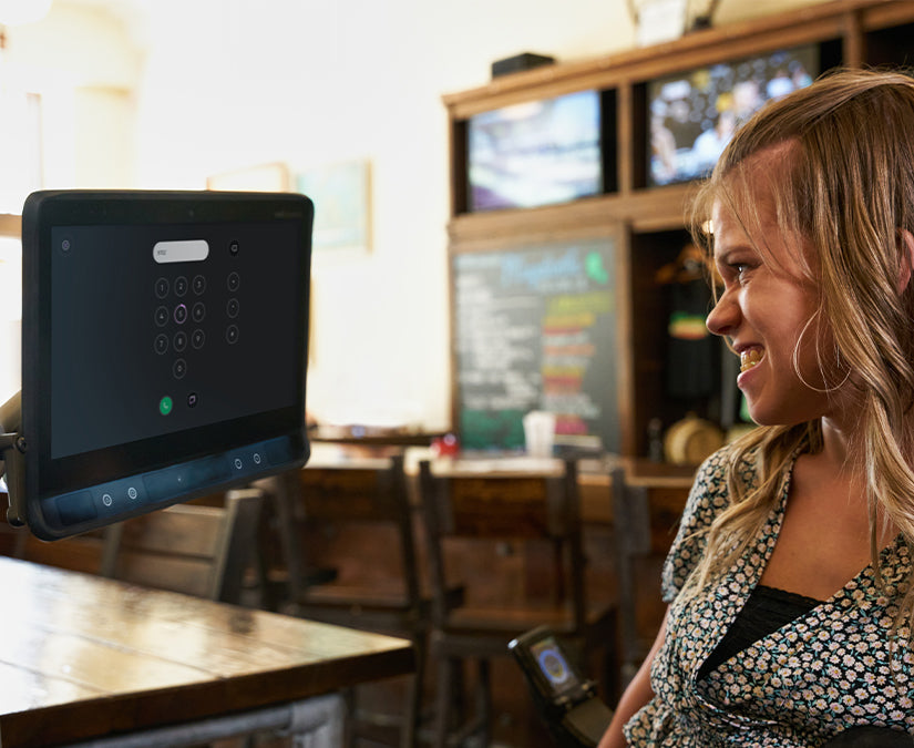 Delaina usando TD Phone para hacer una llamada en un dispositivo de voz con seguimiento ocular TD I-Series de Tobii Dynavox