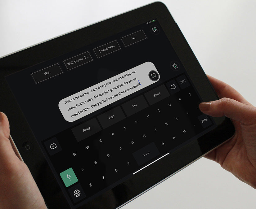 Persona utilizando sus manos para comunicarse en un dispositivo de comunicación de Tobii Dynavox. 