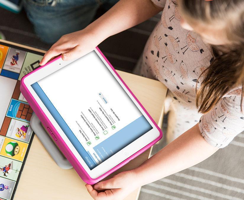 Niña usando el iPad y el software Snap Scene de Tobii Dynavox