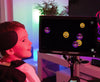 Niño con discapacidad utilizando Sensory Eye FX 2 para practicar habilidades de seguimiento ocular.