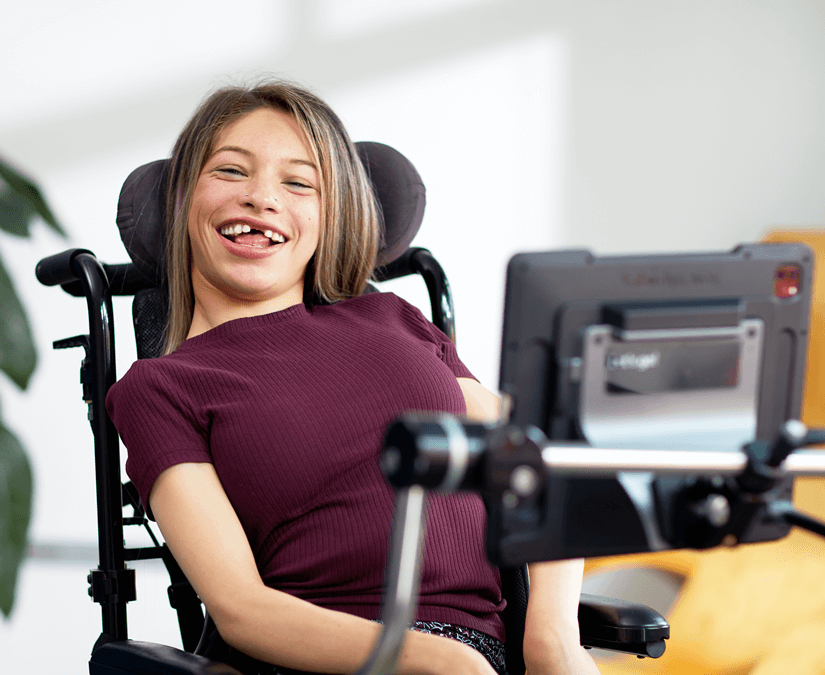 Mujer joven usando TD Pilot de Tobii dynavox