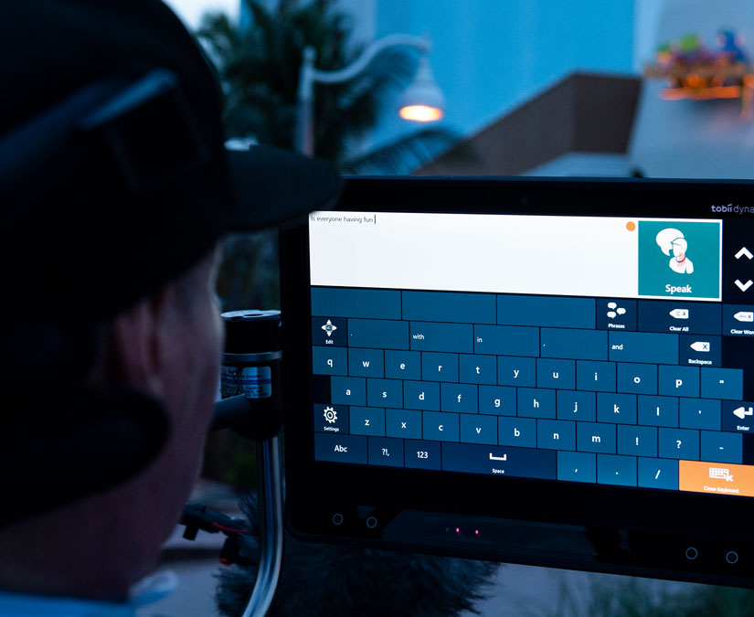 Hombre usando Communicator 5 de Tobii Dynavox en su dispositivo I-16 